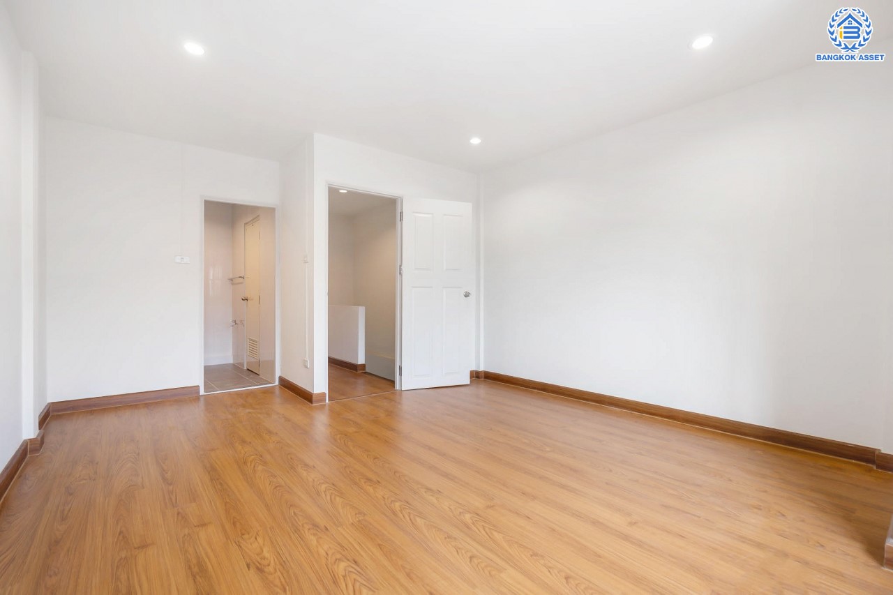 บ้านมือสองตกแต่งใหม่ ม.ภัทรนิเวศน์ สามัคคี-งามวงศ์วาน เนื้อที่ 17 ตร.ว. ฟังก์ชัน 2 ห้องนอนใหญ่ 2 ห้องน้ำ จอดรถได้ 1 คัน ทำเลเชื่อมต่อหลายเส้นทาง ใกล้เดอะมอลล์งามวงค์วาน, เซ็นทรัลแจ้งวัฒนะ  และรถไฟฟ้าสายสีชมพู "สถานีสามัคคี"